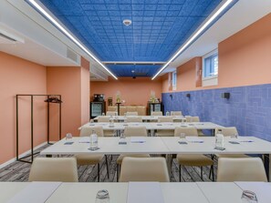A conference room with tables, chairs, and a blue ceiling. - Aparthotel Adagio Zurich Center (Zürich)