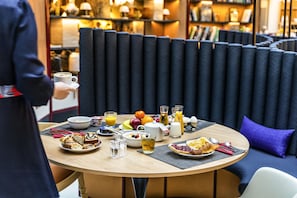 Dagelijks ontbijtbuffet (CHF 24 per persoon)