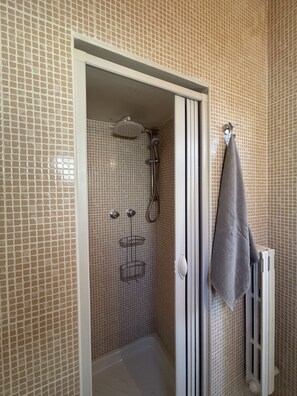 Shower, hair dryer, bidet, towels - Apartment for families & friends (Bari)