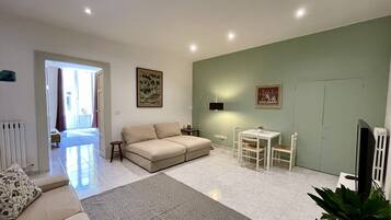 Fernseher, DVD-Player, Bücher