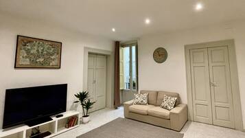 TV, lettore DVD, libri