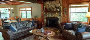 智能电视、壁炉、DVD 播放器、桌上足球