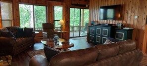 智能电视、壁炉、DVD 播放器、桌上足球