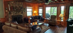 智能电视、壁炉、DVD 播放器、桌上足球