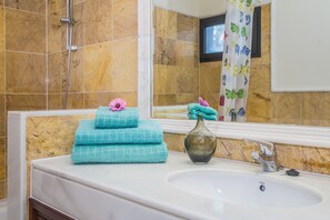 Villa, Multiple Beds | Bathroom | Combined shower/tub, deep soaking tub, hair dryer, towels - Inviting 2-bed Villa in Playa Blanca (Yaiza)