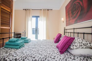 Villa, Mehrere Betten | 3 Schlafzimmer, Bügeleisen/Bügelbrett, kostenloses WLAN, Bettwäsche