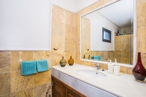 Villa, Mehrere Betten | Badezimmer