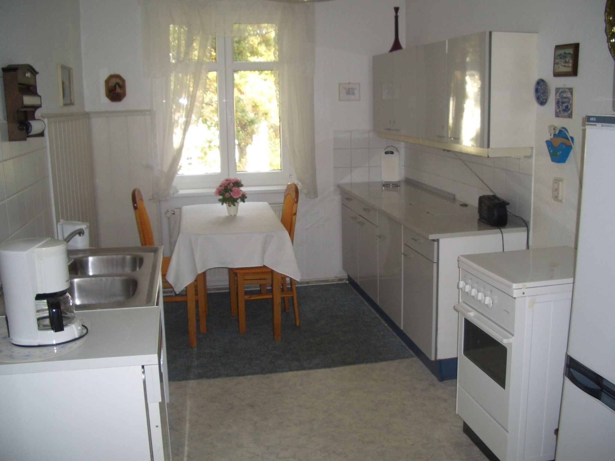 Wasserkocher mit Kaffee-/Teezubehör, Kühlschrank, Mikrowelle, Ofen