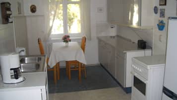 Wasserkocher mit Kaffee-/Teezubehör, Kühlschrank, Mikrowelle, Ofen