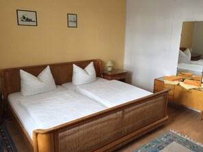 2 bedrooms, iron/ironing board, free WiFi, bed sheets - Cozy vacation apartment in Dresden (Dresden)