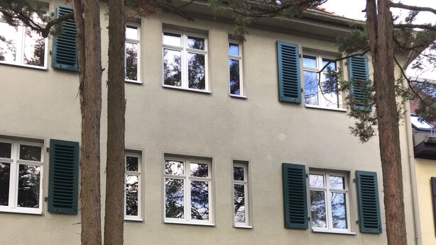 A multi-story building with a green door, multiple windows with green shutters, and a visible number '59' on the facade. - Cozy vacation apartment in Dresden (Dresden)
