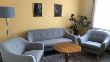 Smart TV, books, stereo