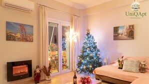 Ein gemütliches Wohnzimmer mit Kamin, Weihnachtsbaum und einer Couch.