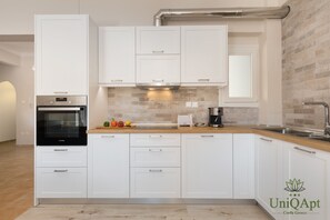 Frigorífic, forn, placa de cuina i cafetera i tetera 