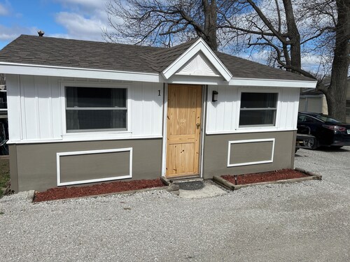 Relaxing cottage on Carry Bay boasting beautiful sunsets.