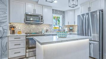 KylskÄp, mikrovÄgsugn, ugn och spishÀll