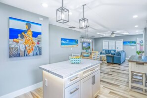 Interior - Perfect Location, Private Home In Downtown Lahaina with Hot Tub! (Lahaina)