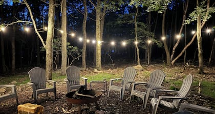 Lake Harmony Big Boulder Chalet w/hot tub,pool table,ping pong,fire pit,pets ok