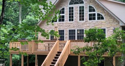 Lake Harmony Big Boulder Chalet w/hot tub,pool table,ping pong,fire pit,pets ok
