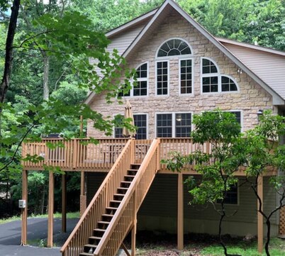 Lake Harmony Big Boulder Chalet w/hot tub,pool table,ping pong,fire pit,pets ok