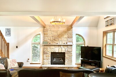 Lake Harmony Big Boulder Chalet w/hot tub,pool table,ping pong,fire pit,pets ok