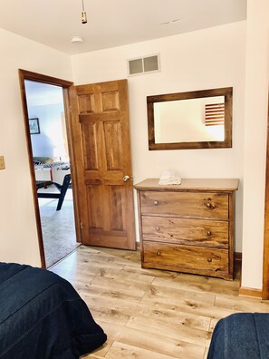 5 bedrooms, iron/ironing board, free WiFi, bed sheets - Lake Harmony Chalet • Hot Tub • Pool Table • Ping Pong • Fire Pit • Pets OK (Lake Harmony)