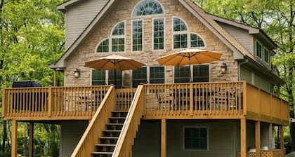 Lake Harmony Chalet • Hot Tub • Pool Table • Ping Pong • Fire Pit • Pets OK