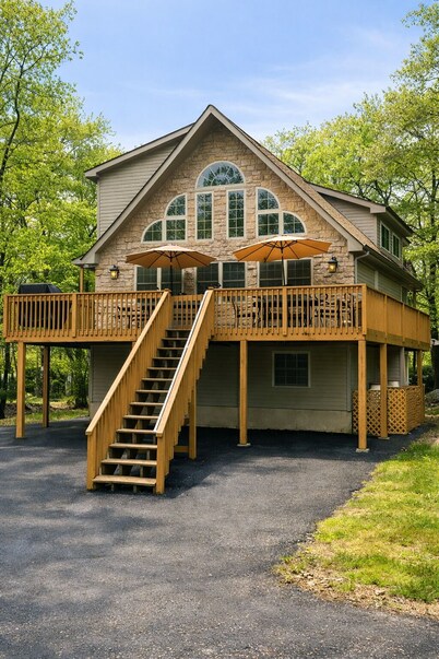 Lake Harmony Chalet • Hot Tub • Pool Table • Ping Pong • Fire Pit • Pets OK