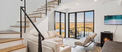 Een televisie, een open haard en een kantoor