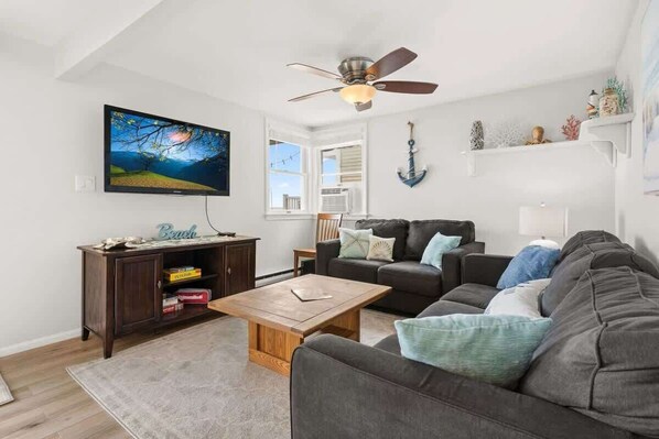 Una televisión, una oficina