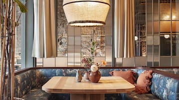 Tägliches Frühstücksbuffet (25 EUR pro Person)