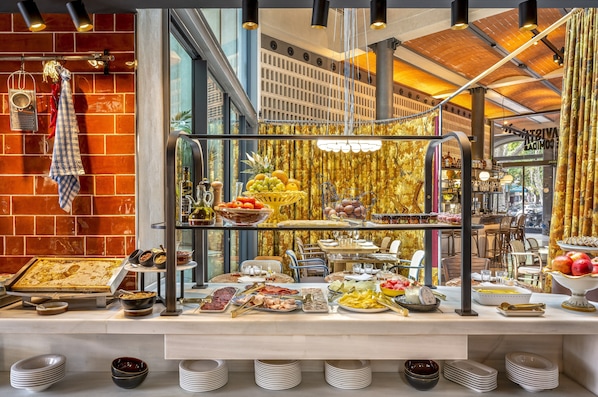 Petit déjeuner buffet (25 EUR par personne)