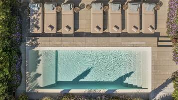 Una piscina al aire libre (de 10:00 a 20:00), sombrillas, tumbonas