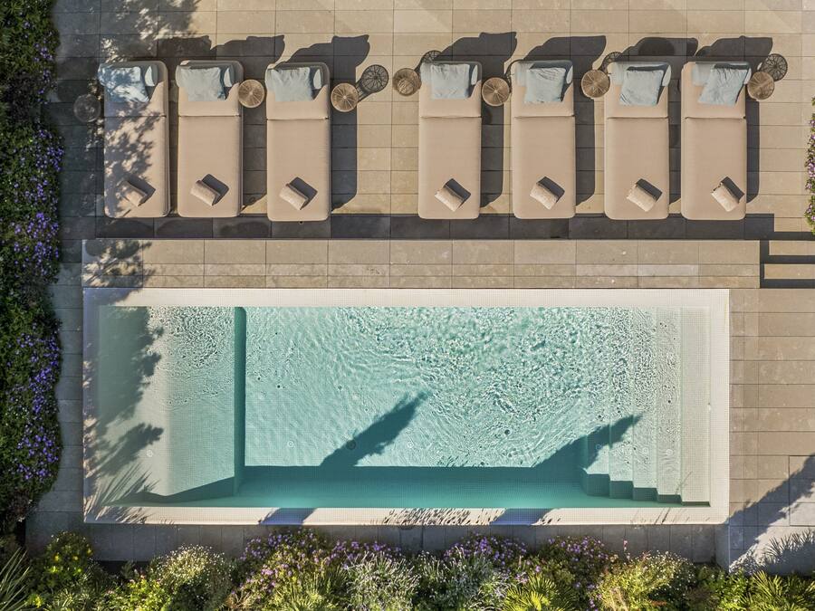 Utendørsbasseng, bassengparasoller og solsenger