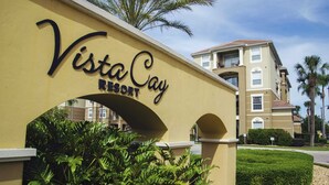 The entrance to Vista Cay Resort with a sign above the archway. - Pleasant and Spacious Town Home Near the Convention Center #3vc107 (Orlando)