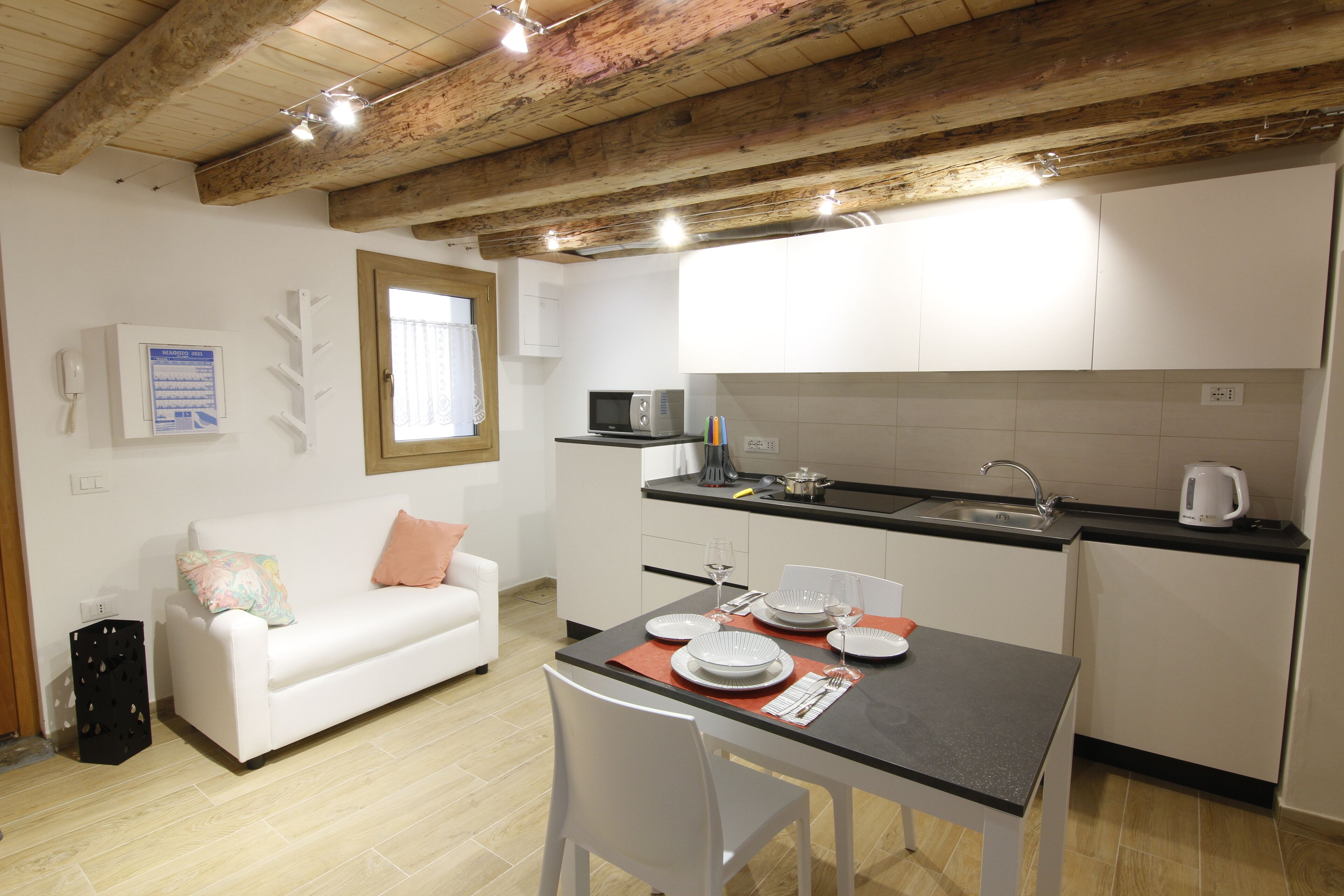 Kühlschrank, Mikrowelle, Herdplatte, Wasserkocher mit Kaffee-/Teezubehör