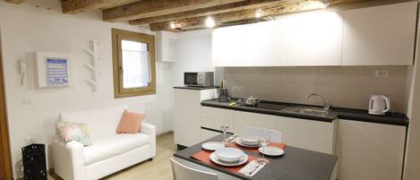 Kühlschrank, Mikrowelle, Herdplatte, Wasserkocher mit Kaffee-/Teezubehör