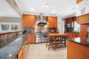 Fridge, microwave, oven, stovetop - Winter 2025-26 Rate Drop! 4 br/3.5 ba, Sleeps 13, Dog Friendly (Port St. Joe)