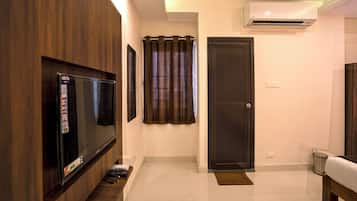 Espacio para trabajar con laptop y camas plegables/adicionales