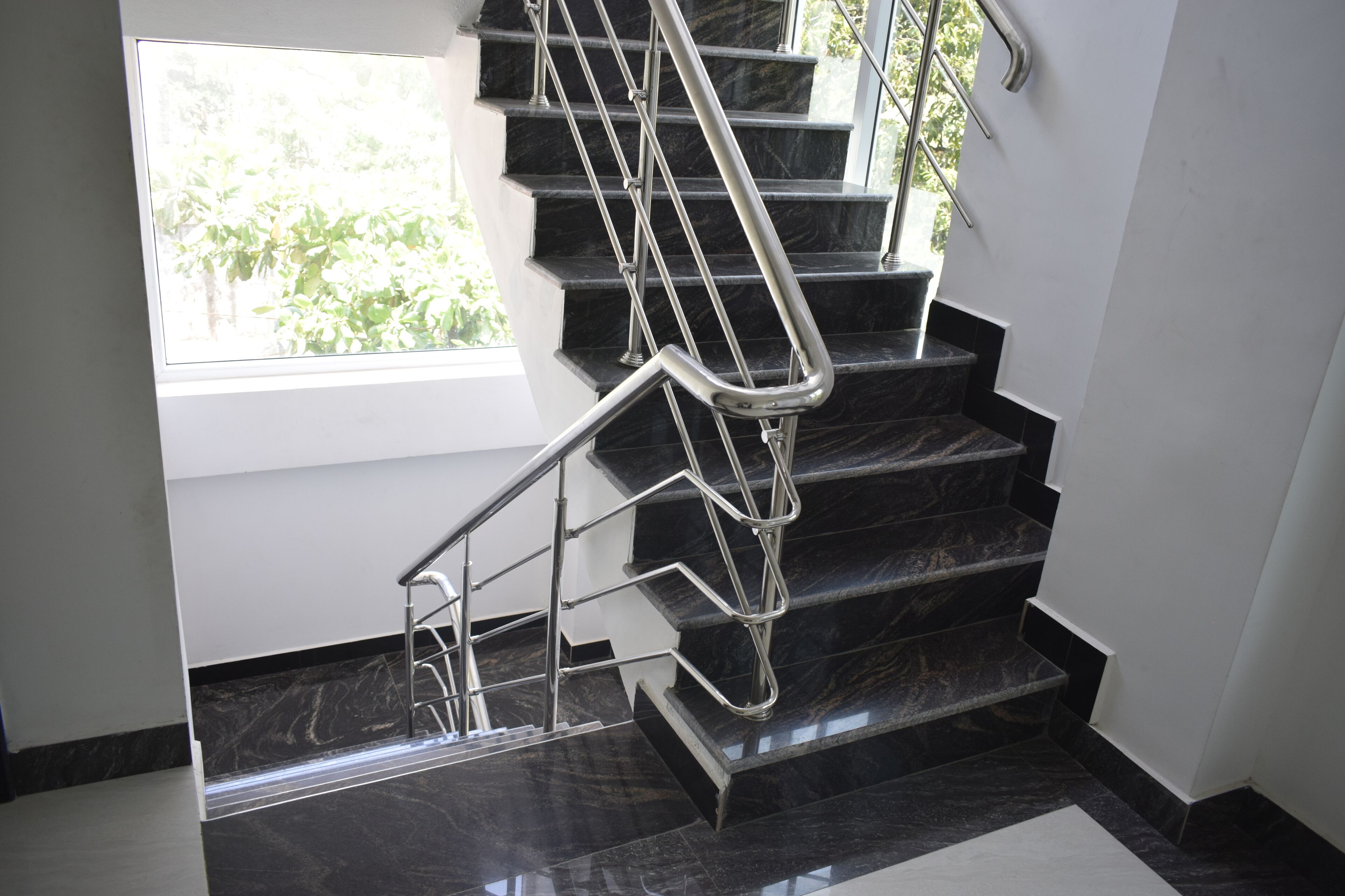 Televisi LCD 24-inci dengan saluran TV digital dan TV