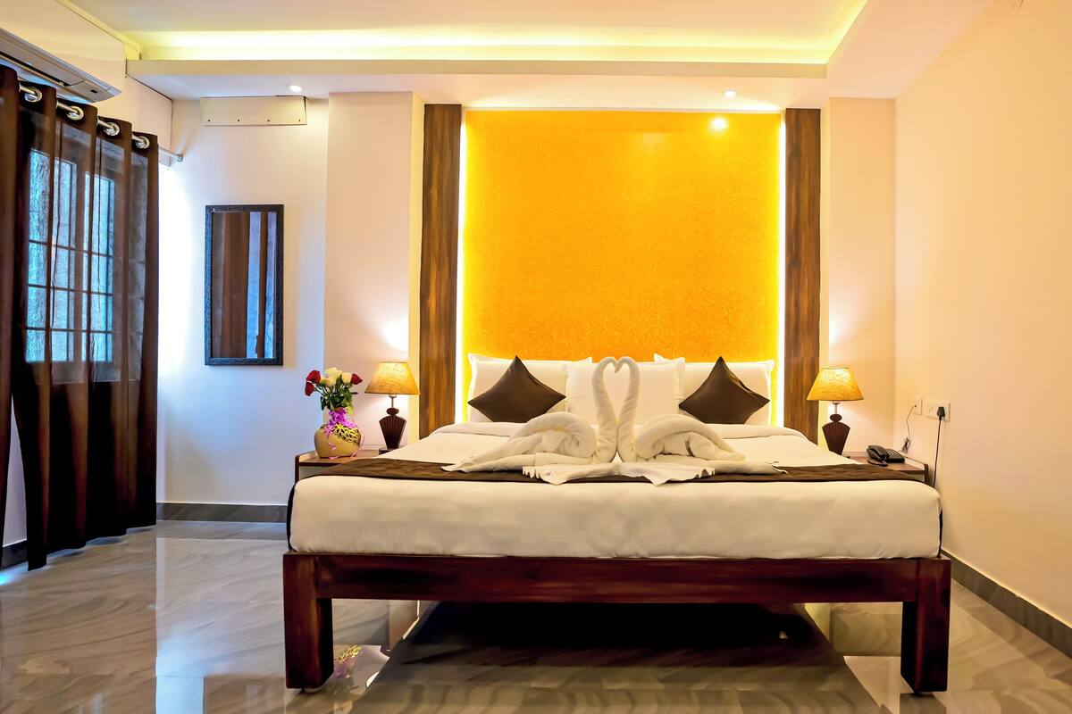 Premium Double Room | Laptop workspace, rollaway beds (surcharge), WiFi (free), bed sheets
