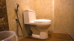 Shower, free toiletries, towels - Sai Senthoor Paradise (Puducherry)