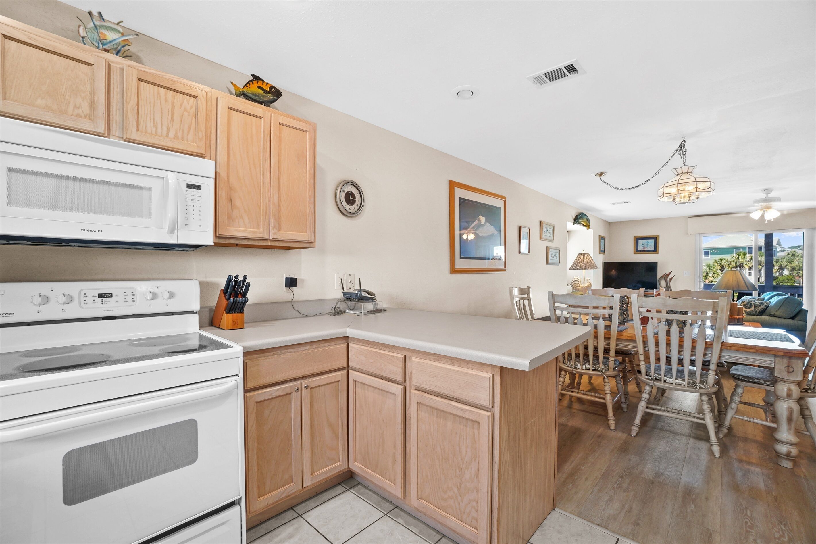 2BR/2.5 BA - GREAT LOCATION!