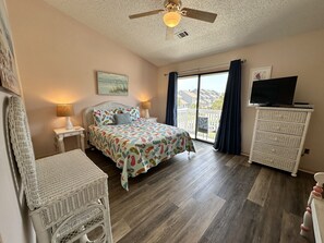 2 bedrooms, desk, iron/ironing board, WiFi