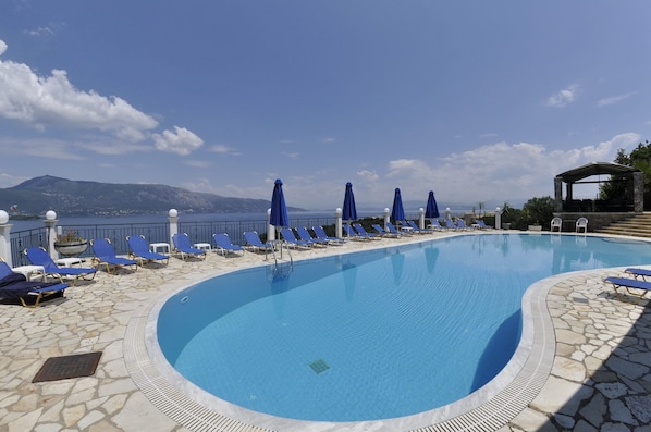 Outdoor pool - Studio. Kommeno Bella Vista Apartments (kommeno)