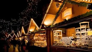 Un étal de marché traditionnel, avec une variété de produits exposés et une enseigne au-dessus.