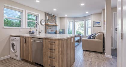 Upgraded Ground Floor Suite in the Desirable Knoll Area with private hot tub