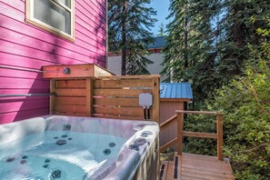 Outdoor spa tub - Upgraded Ground Floor Suite in the Desirable Knoll Area with private hot tub (Silver Star Mountain)