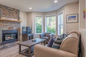 TV, fireplace