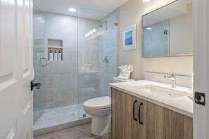 Kombination af bruser/badekar, hårtørrer, håndklæder, Sæbe